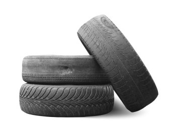 Eski hasarlı lastikler beyaz arka planda izole edilmiş. Tekerlek dükkanında veya araba lastiği dükkanında hasar görmüş.