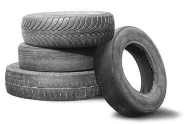 Eski hasarlı lastikler beyaz arka planda izole edilmiş. Tekerlek dükkanında veya araba lastiği dükkanında hasar görmüş.