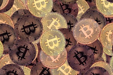Bitcoin 'lerin zenginliğinin sembolü olarak altın bitcoin' lerin arka planındaki diğer bitcoin 'lerin yanında yuvarlak bitcoin' ler