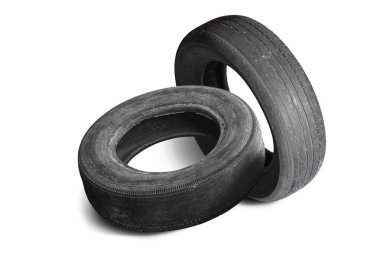 Eski hasarlı lastikler beyaz arka planda izole edilmiş. Tekerlek dükkanında veya araba lastiği dükkanında hasar görmüş.