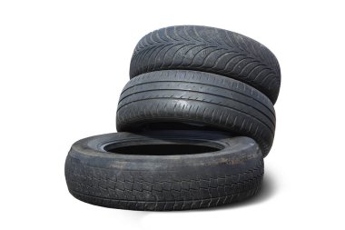 Eski hasarlı lastikler beyaz arka planda izole edilmiş. Tekerlek dükkanında veya araba lastiği dükkanında hasar görmüş.