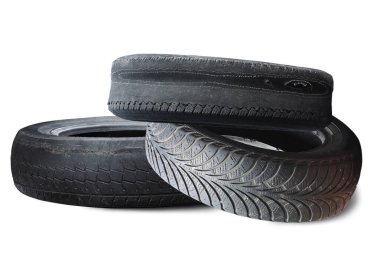 Eski hasarlı lastikler beyaz arka planda izole edilmiş. Tekerlek dükkanında veya araba lastiği dükkanında hasar görmüş.