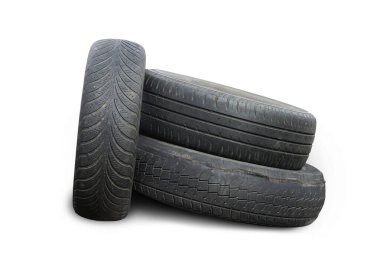 Eski hasarlı lastikler beyaz arka planda izole edilmiş. Tekerlek dükkanında veya araba lastiği dükkanında hasar görmüş.