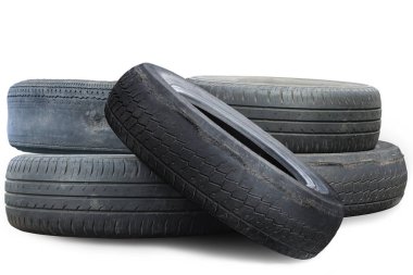 Eski hasarlı lastikler beyaz arka planda izole edilmiş. Tekerlek dükkanında veya araba lastiği dükkanında hasar görmüş.