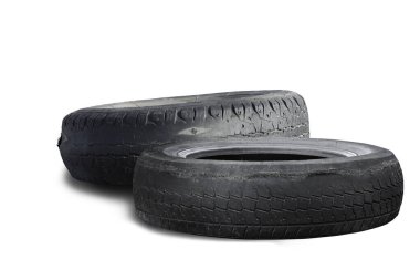 Eski hasarlı lastikler beyaz arka planda izole edilmiş. Tekerlek dükkanında veya araba lastiği dükkanında hasar görmüş.