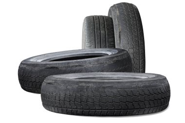 Eski hasarlı lastikler beyaz arka planda izole edilmiş. Tekerlek dükkanında veya araba lastiği dükkanında hasar görmüş.