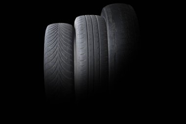 Lastik dükkanında veya araba lastiği dükkanında hasarlı lastik olarak izole edilmiş eski yıpranmış lastikler