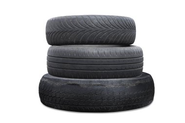 Eski hasarlı lastikler beyaz arka planda izole edilmiş. Tekerlek dükkanında veya araba lastiği dükkanında hasar görmüş.
