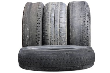 Eski hasarlı lastikler beyaz arka planda izole edilmiş. Tekerlek dükkanında veya araba lastiği dükkanında hasar görmüş.