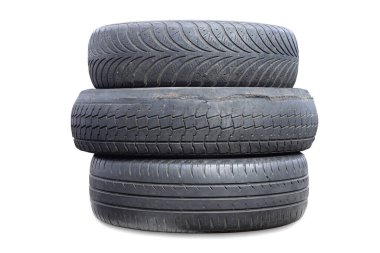 Eski hasarlı lastikler beyaz arka planda izole edilmiş. Tekerlek dükkanında veya araba lastiği dükkanında hasar görmüş.