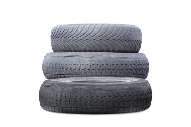 Eski hasarlı lastikler beyaz arka planda izole edilmiş. Tekerlek dükkanında veya araba lastiği dükkanında hasar görmüş.