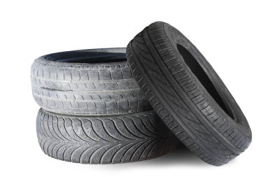 Eski hasarlı lastikler beyaz arka planda izole edilmiş. Tekerlek dükkanında veya araba lastiği dükkanında hasar görmüş.