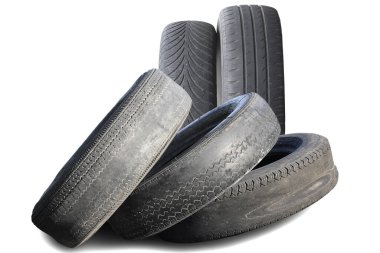 Eski hasarlı lastikler beyaz arka planda izole edilmiş. Tekerlek dükkanında veya araba lastiği dükkanında hasar görmüş.