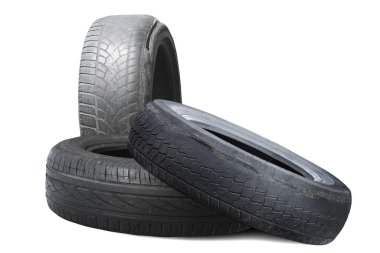 Eski hasarlı lastikler beyaz arka planda izole edilmiş. Tekerlek dükkanında veya araba lastiği dükkanında hasar görmüş.