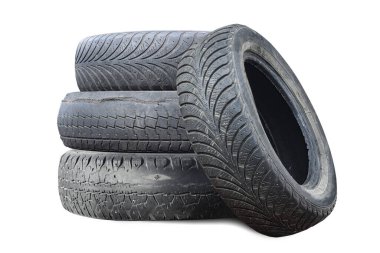 Eski hasarlı lastikler beyaz arka planda izole edilmiş. Tekerlek dükkanında veya araba lastiği dükkanında hasar görmüş.