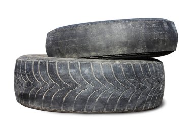 Eski hasarlı lastikler beyaz arka planda izole edilmiş. Tekerlek dükkanında veya araba lastiği dükkanında hasar görmüş.