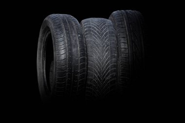 Lastik dükkanında veya araba lastiği dükkanında hasarlı lastik olarak izole edilmiş eski yıpranmış lastikler