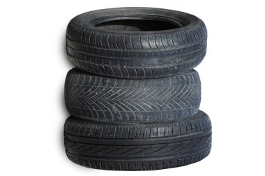 Eski hasarlı lastikler beyaz arka planda izole edilmiş. Tekerlek dükkanında veya araba lastiği dükkanında hasar görmüş.