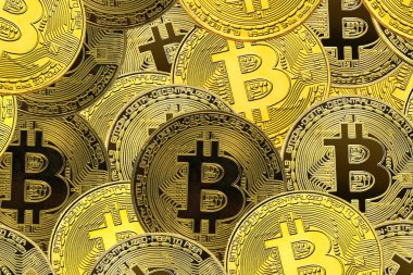 Bitcoin 'lerin zenginliğinin sembolü olarak altın bitcoin' lerin arka planındaki diğer bitcoin 'lerin yanında yuvarlak bitcoin' ler