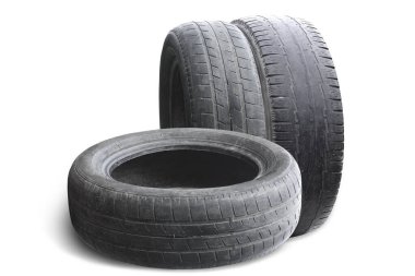 Eski hasarlı lastikler beyaz arka planda izole edilmiş. Tekerlek dükkanında veya araba lastiği dükkanında hasar görmüş.