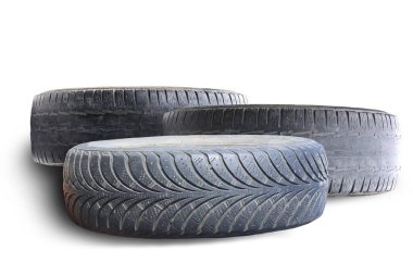 Eski hasarlı lastikler beyaz arka planda izole edilmiş. Tekerlek dükkanında veya araba lastiği dükkanında hasar görmüş.