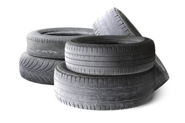 Eski hasarlı lastikler beyaz arka planda izole edilmiş. Tekerlek dükkanında veya araba lastiği dükkanında hasar görmüş.