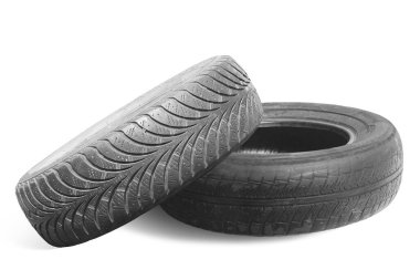 Eski hasarlı lastikler beyaz arka planda izole edilmiş. Tekerlek dükkanında veya araba lastiği dükkanında hasar görmüş.