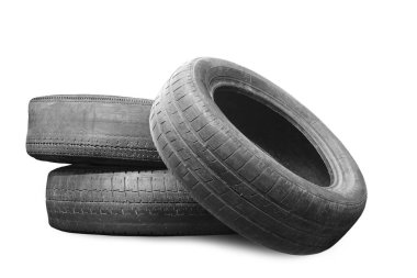 Eski hasarlı lastikler beyaz arka planda izole edilmiş. Tekerlek dükkanında veya araba lastiği dükkanında hasar görmüş.