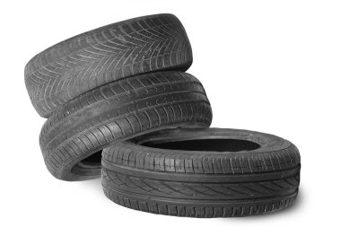 Eski hasarlı lastikler beyaz arka planda izole edilmiş. Tekerlek dükkanında veya araba lastiği dükkanında hasar görmüş.