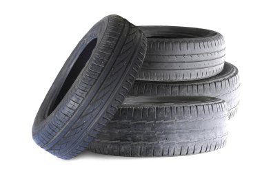 Eski hasarlı lastikler beyaz arka planda izole edilmiş. Tekerlek dükkanında veya araba lastiği dükkanında hasar görmüş.