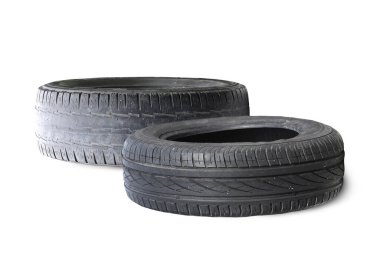 Eski hasarlı lastikler beyaz arka planda izole edilmiş. Tekerlek dükkanında veya araba lastiği dükkanında hasar görmüş.