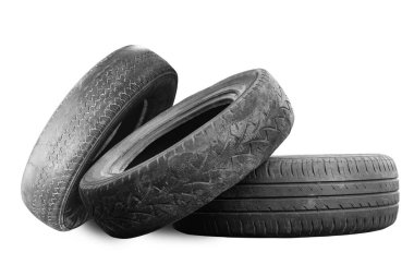 Eski hasarlı lastikler beyaz arka planda izole edilmiş. Tekerlek dükkanında veya araba lastiği dükkanında hasar görmüş.