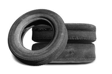 Eski hasarlı lastikler beyaz arka planda izole edilmiş. Tekerlek dükkanında veya araba lastiği dükkanında hasar görmüş.