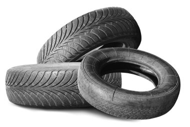 Eski hasarlı lastikler beyaz arka planda izole edilmiş. Tekerlek dükkanında veya araba lastiği dükkanında hasar görmüş.