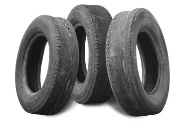 Eski hasarlı lastikler beyaz arka planda izole edilmiş. Tekerlek dükkanında veya araba lastiği dükkanında hasar görmüş.