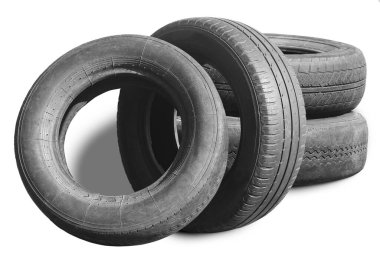 Eski hasarlı lastikler beyaz arka planda izole edilmiş. Tekerlek dükkanında veya araba lastiği dükkanında hasar görmüş.