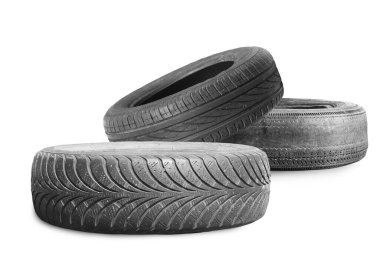 Eski hasarlı lastikler beyaz arka planda izole edilmiş. Tekerlek dükkanında veya araba lastiği dükkanında hasar görmüş.