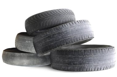 Eski hasarlı lastikler beyaz arka planda izole edilmiş. Tekerlek dükkanında veya araba lastiği dükkanında hasar görmüş.