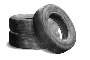 Eski hasarlı lastikler beyaz arka planda izole edilmiş. Tekerlek dükkanında veya araba lastiği dükkanında hasar görmüş.