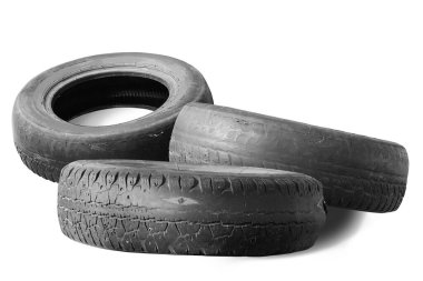 Eski hasarlı lastikler beyaz arka planda izole edilmiş. Tekerlek dükkanında veya araba lastiği dükkanında hasar görmüş.