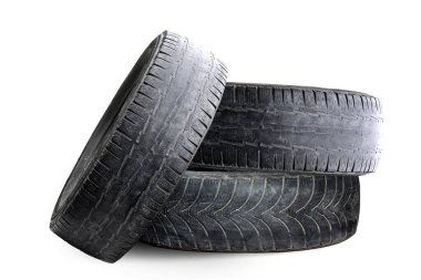 Eski hasarlı lastikler beyaz arka planda izole edilmiş. Tekerlek dükkanında veya araba lastiği dükkanında hasar görmüş.