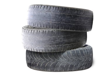 Eski hasarlı lastikler beyaz arka planda izole edilmiş. Tekerlek dükkanında veya araba lastiği dükkanında hasar görmüş.