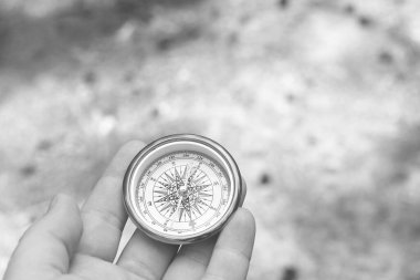 Pusula ile turizmin sembolü olarak klasik pusula, pusula ile seyahat ve pusula ile açık hava aktiviteleri
