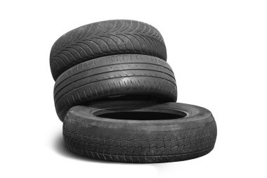 Eski hasarlı lastikler beyaz arka planda izole edilmiş. Tekerlek dükkanında veya araba lastiği dükkanında hasar görmüş.