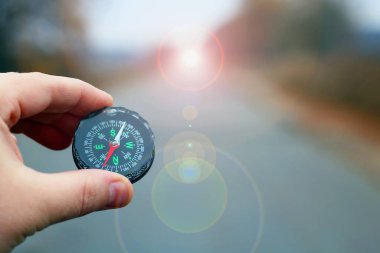 Pusula ile turizmin, pusula ile seyahat etmenin ve pusula ile açık hava aktivitelerinin sembolü olarak, doğal arka planda eski klasik navigasyon pusulası bulunmakta