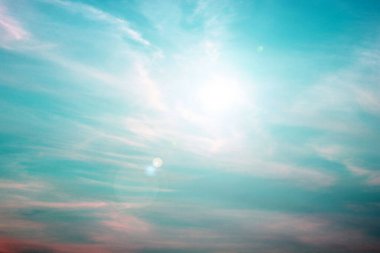 Güzel, parlak bulutlu gökyüzü hoş, parlak bir arka plan olarak ya da parlak, neşeli bir haber sembolü olarak