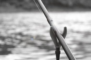 Balıkçı oltası ile yakın plan siyah beyaz fotoğraf