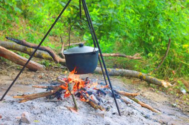 Alevli ateşin üzerinde kamp kuruyorlar.
