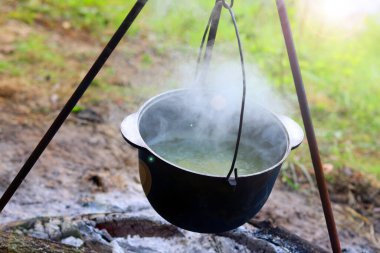 Alevli ateşin üzerinde kamp kuruyorlar.
