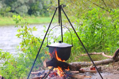 Alevli ateşin üzerinde kamp kuruyorlar.